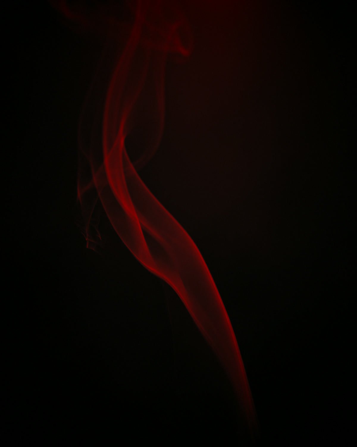 Humo violeta que se curva como un susurro